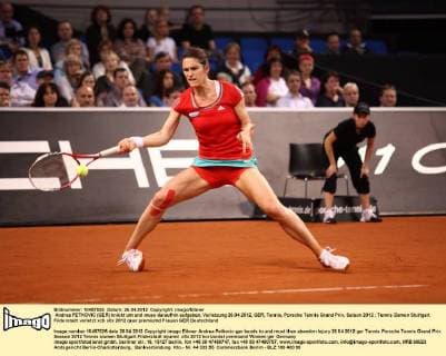 Andrea PETKOVIC (GER) knickt um und muss daraufhin aufgeben, Verletzung 26.04.2012, GER, Tennis, Porsche Tennis Grand Prix, Saison 2012