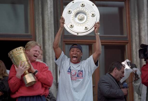 Empfang von DFB Pokalsieger und Meister 1999 2000 FC Bayern München auf dem Rathausbalkon auf dem Marienplatz in München, v.li.: Torwart Oliver Kahn und Paulo Sergio, daneben ARD Moderator Waldemar Hartmann
