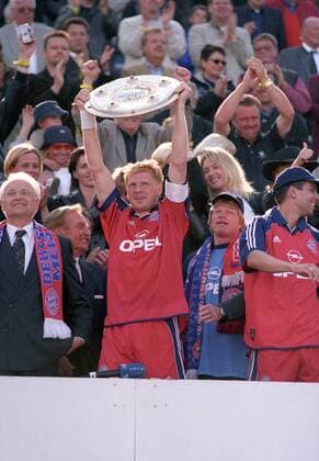 FC Bayern München feiert den Gewinn der Deutschen Meisterschaft 1999 2000, v.li.: Ministerpräsident Bayern Edmund Stoiber, DFB Präsident Gerhard Mayer Vorfelder, Stefan Effenberg, Torwart Oliver Kahn, Markus Babbel