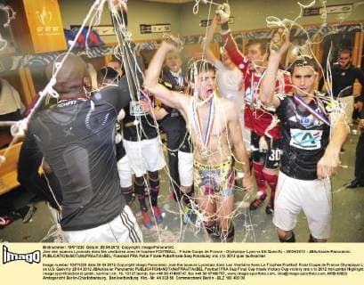 Joie des joueurs Lyonnais dans les vestiaires avec le trophee FOOTBALL : Finale Coupe de France - Olympique Lyon vs US Quevilly - 28 04 2012 - JBAutissier Panoramic 