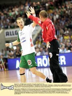EHF-Cup - Saison 2011-2012 - FA Göppingen vs Rhein Neckar Löwen - 27.04.2012 - Göppingen v. l. Dalibor Anusic und Bastian Rutschmann beide FAG klatschen sich ab Aktion, Einzelbild, -