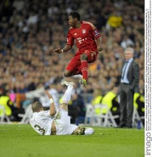 25.04.2012, Fussball Championsleague 2011 2012, Halbfinale Rückspiel, Real Madrid - FC Bayern München in Madrid, Estadio Bernabeu. v.l. Karim Benzema (Real Madrid) , David Alaba (Bayern München)