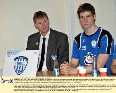 28-04-2012 pmk MI117085 Handball Herren Bundesliga Saison 2011 2012 TBV Lemgo Volker ZERBE -Geschaeftsfuehrer- Lemgo Finn LEMKE Lemgo