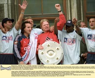 FC Bayern München feiert die deutsche Meisterschaft, v.li.: Markus Babbel, Jens Jeremies, Thorsten Fink, Torwart Oliver Kahn, Sammy Kuffour und Hasan Salihamidzic