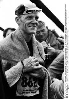 21.05.1977 Schmiedefeld -Guts Muths -Rennsteiglauf im Ziel nach 75km Gustav Adolf Schur (Leipzig) populärster Sportler der DDR Täve Einzelbild Aktion .