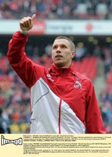 FUSSBALL 1. BUNDESLIGA SAISON 2011 2012 34. Spieltag 1. FC Köln - FC Bayern München 05.05.2012 Lukas Podolski (1. FC Köln) verabschiedet sich bei den Fans 