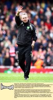 Football - Premier League - Arsenal FC London vs. Norwich City Paul Lambert salutes the fans at the final whistel at Emirates Stadium, London  3929-3929