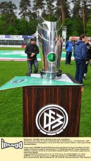 der Pokal für den Sieger der dritten Liga Dritte Liga: SV Sandhausen vs. 1. FC Heidenheim