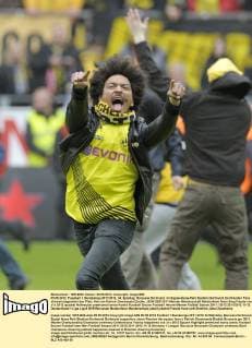 05.05.2012, Fussball 1. Bundesliga 2011 2012, 34. Spieltag, Borussia Dortmund, im Signal-Iduna-Park Stadion Dortmund. Dortmunder Fans stürmen begeistert den Platz. Hier ein Patrick Owomoyela Double.