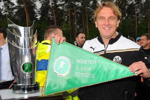 05.05.2012, SV Sandhausen Trainer Gerd Dais mit dem Meisterwimpel und Meisterpokal - ksp