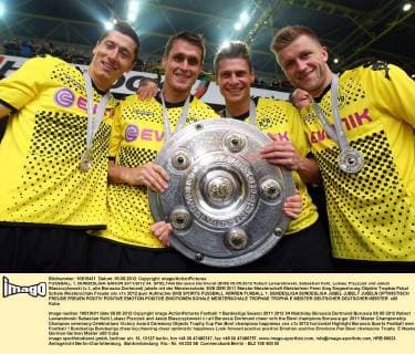 FUSSBALL 1. BUNDESLIGA SAISON 2011 2012 34. SPIELTAG Borussia Dortmund (BVB) 05.05.2012 Robert Lewandowski, Sebastian Kehl, Lukasz Piszczek und Jakub Blaszczykowski (v.l., alle Borussia Dortmund) jubeln mit der Meisterschale