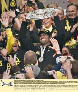 Dortmund, 05.05.2012, Signal-Iduna-Park Trainer Juergen Klopp (BvB) mit Meisterschale Borussia Dortmund - SC Freiburg