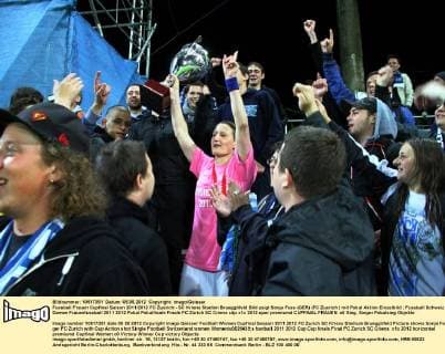 Fussball Frauen Cupfinal Saison 2011 2012 FC Zuerich - SC Kriens Stadion Bruegglifeld Bild zeigt Sonja Fuss (GER) (FC Zuerich ) mit Pokal Aktion Einzelbild 