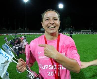 Fussball Frauen Cupfinal Saison 2011 2012 FC Zuerich - SC Kriens Stadion Bruegglifeld Bild zeigt Cupsiegerin Inka Grings (GER) mit Pokal Aktion Einzelbild 