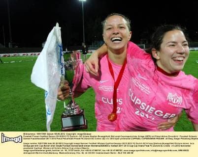Fussball Frauen Cupfinal Saison 2011 2012 FC Zuerich - SC Kriens Stadion Bruegglifeld Bild zeigt Cupsiegerin Inka Grings (GER) mit Pokal Aktion Einzelbild 