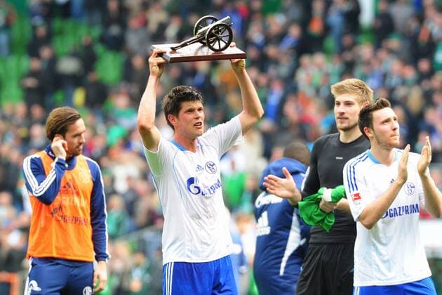 Fussball 1. Bundesliga 34. Spieltag FC Schalke 04 am 05.05.2012 im Weserstadion in Bremen. Klaas-Jan Huntelaar ( Schalke ) mit der Torjägerkanone Torschützenkönig der Saison 2011 2012