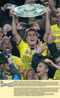 05-05-2012, Fussball, Saison 2011-2012, 1. Bundesliga, 34. Spieltag, Borussia Dortmund (BVB) - Deutscher Meister 2011 2012; Sebastian Kehl (Borussia Dortmund) stemmt die Meisterschale