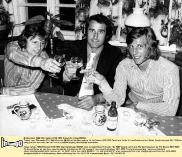 Trainer Hans Tilkowski (TSV 1860 München, Mitte) und die Neuzugänge für die Saison 1972 1973, Ferdinand Keller (li.) und Hans Joachim Weller (beide Hannover 96)