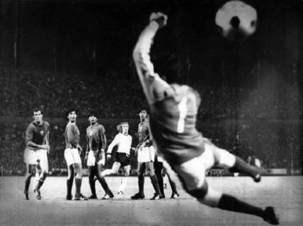 Günter Netzer (BR Deutschland) erzielt per Freistoßtor das 4:0 gegen Mexiko