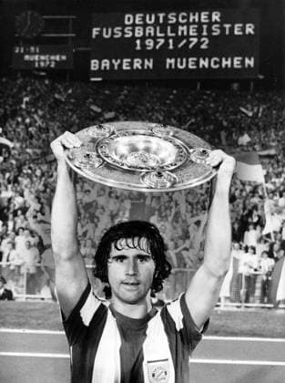 Fußball, FC Bayern München, Deutscher Meister 1972 Gerd Müller präsentiert die Meisterschale, der FC Bayern München ist Deutscher Meister der Saison 1971 1972