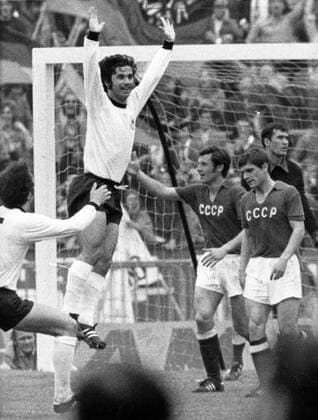 Torschütze Gerd Müller (BR Deutschland, Mitte li.) jubelt im EM Finale 1972 gegen die UdSSR in Brüssel