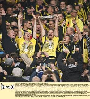 Dortmund, 05.05.2012, Signal-Iduna-Park Lukasz Piszczek (BvB) mit Meisterschale zwischen v.li.: Konditionstrainer Oliver Bartlett, Robert Lewandowski, Co Trainer Florian Wangler und Physiotherapeut Thomas Zetzmann (BvB) Borussia Dortmund