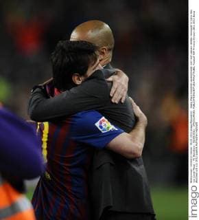 Josep (Pep) Guardiola verabschiedet sich nach seinem letzten Heimspiel in Camp Nou von Lionel Messi - FC Barcelona - 05 05 2012 - xPACOLARGOx 