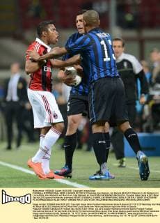 FUSSBALL INTERNATIONAL SERIE A SAISON 2011 2012 37.Spieltag Inter Mailand - AC Mailand 06.05.2012 Robinho (li, AC Mailand) mit Lucio (Mitte, Inter Mailand) und Maicon (re, Inter Mailand) im Streit 