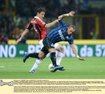 FUSSBALL INTERNATIONAL SERIE A SAISON 2011 2012 37.Spieltag Inter Mailand - AC Mailand 06.05.2012 Wesley Sneijder (re, Inter Mailand) gegen Mark Van Bommel (AC Mailand) 