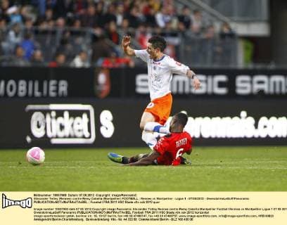 Alexander Tettey (Rennes) contre Remy Cabella (Montpellier) FOOTBALL : Rennes vs Montpellier - Ligue 1 - 07 05 2012 - GwendolineLeGoff Panoramic 