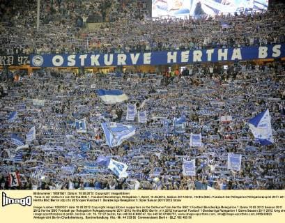 Fans in der Ostkurve von Hertha BSC 1. Fussball Bundesliga, Relegation 1. Spiel, 10.05.2012, Saison 2011 2012 , Hertha BSC