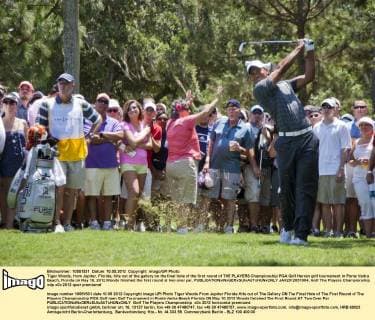 Tiger Woods, from Jupiter, Florida, hits out of the gallery on the final hole of the first round of THE PLAYERS Championship PGA Golf Herren golf tournament in Ponte Vedra Beach, Florida on May 10, 2012.Woods finished the first round at two over par.  JAX2012051004