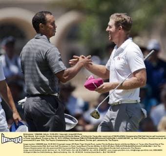 Tiger Woods, from Jupiter, Florida shakes hands with Hunter Mahan, of Colleyville, Texas after round one of THE PLAYERS Championship PGA Golf Herren golf tournament in Ponte Vedra Beach, Florida on May 10, 2012. UPI Mark Wallheiser  JAX2012051007_lg