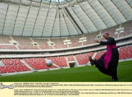 10 Mai 2012. Stadion Narodowy wird von Marek Solarczyk gesegnet. CHAD_100512 