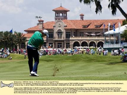 Martin Laird, from Glasgow, Scotland, hits from the 18th fairway in the second round of THE PLAYERS Championship PGA Golf Herren golf tournament in Ponte Vedra Beach, Florida on May 11, 2012.  JAX2012051103
