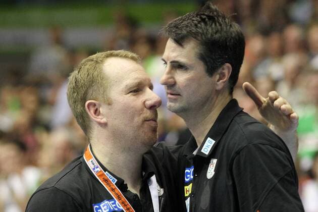 11.05.2012, Magdeburg, Sachsen-Anhalt, DEU - Handball Bundesligaspiel SC Magdeburg gegen MT Melsungen in der GETEC-Arena, Trainer Frank Carstens (Magdeburg, links) umarmt Co-Trainer Dirk Pauling (Magdeburg), 255D110512SCM-Melsungen.jpg,