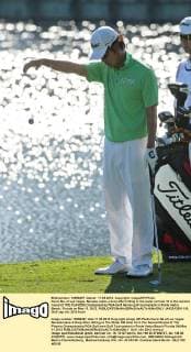 Kevin Na, of Las Vegas, Nevada, takes a drop after hitting in the water on hole 16 in the second round of THE PLAYERS Championship PGA Golf Herren golf tournament in Ponte Vedra Beach, Florida on May 11, 2012.  JAX2012051115