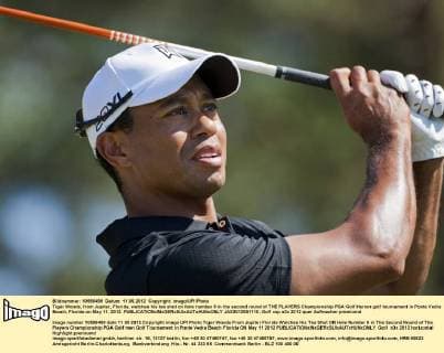 Tiger Woods, from Jupiter, Florida, watches his tee shot on hole number 9 in the second round of THE PLAYERS Championship PGA Golf Herren golf tournament in Ponte Vedra Beach, Florida on May 11, 2012.  JAX2012051110