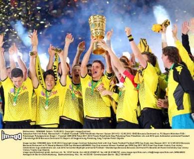 Sebastian Kehl mit Pokal, Mannschaft Fußball Fussball DFB Pokalfinale Herren Saison 2011 12 12.05.2012 BVB Borussia Dortmund vs. FC Bayern München FCB Pokalsieger Pokalgewinner Sieger