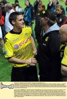Fussball, Herren, Saison 2011 2012, Finale im DFB-Pokal 2012, Borussia Dortmund - FC Bayern München, im Bild: v. l. Sebastian Kehl (Borussia Dortmund) und Trainer Jürgen Klopp (Borussia Dortmund) gratulieren sich vor der Siegerehrung gegenseitig, 12.05. 2012,