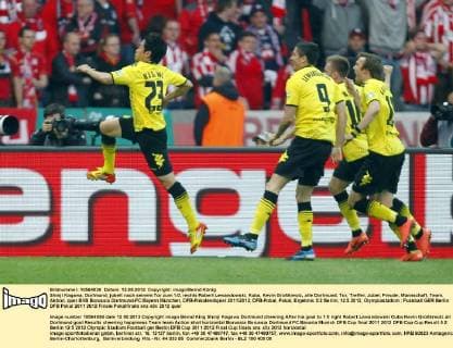 Shinji Kagawa. Dortmund, jubelt nach seinem Tor zum 1:0, rechts Robert Lewandowski, Kuba, Kevin Großkreutz, alle Dortmund, Tor, Treffer, Jubel, Freude, Mannschaft, Team, Aktion, quer BVB Borussia Dortmund-FC Bayern München, DFB-Pokalendspiel 2011 2012, DFB-Pokal, Pokal, Ergebnis 5:2 Berlin, 12.5.2012, Olympiastadion