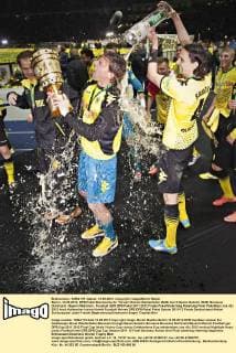 Berlin, 12.05.2012, DFB-Pokal Bierdusche für Torwart Roman Weidenfeller (BvB) durch Neven Subotic (BvB) Borussia Dortmund - Bayern München