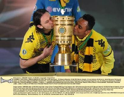 FUSSBALL DFB POKAL FINALE SAISON 2011 2012 Borussia Dortmund - FC Bayern München 12.05.2012 Neven Subotic (li) und Antonio Da Silva (re, beide Borussia Dortmund) jubeln mit dem Pokal 