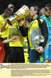 FUSSBALL DFB POKAL FINALE SAISON 2011 2012 Borussia Dortmund - FC Bayern München 12.05.2012 Torwart Roman Weidenfeller (Borussia Dortmund) mit der Meisterschale und Pokal 
