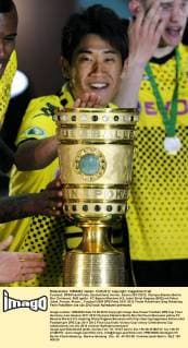 Fussball, DFB-Pokal-Finale, Deutschland, Herren, Saison 2011 2012, Olympia-Stadion Berlin: Bor. Dortmund, BVB (gelb) - FC Bayern München 5:2; Jubel Shinji Kagawa (BVB) mit Pokal. Jubel, Freude, Aktion.