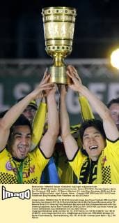Fussball, DFB-Pokal-Finale, Deutschland, Herren, Saison 2011 2012, Olympia-Stadion Berlin: Bor. Dortmund, BVB (gelb) - FC Bayern München 5:2; Jubel Ilkay Gündogan (BVB) und Shinji Kagawa (BVB) mit Pokal. Jubel, Freude, Aktion.