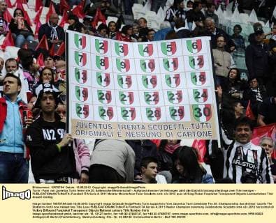 Turin - Fans von Juventus Turin feiern die 30. Italiensiche Meisterschaft - Aufgrund diverser Verfehlungen zählt die Statistik bislang allerdings zwei Titel weniger - 