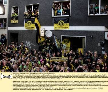 13-05-2012, Fussball, Saison 2011-2012, Autokorso von Borussia Dortmund nach dem Gewinn der Deutschen Meisterschaft und des DFB Pokals auf dem Borsigplatz. Die BVB Fans feiern auf dem Borsigplatz und in den Häusern