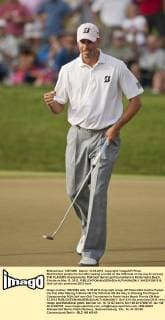 Matt Kuchar pumps his fist after making a birdie on the 16th hole on his way to winning THE PLAYERS Championship PGA Golf Herren golf tournament in Ponte Vedra Beach, Florida on May 13, 2012.  JAX2012051319