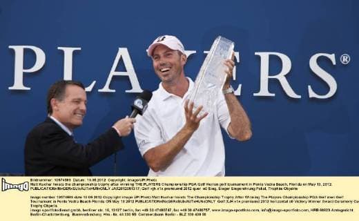 Matt Kuchar hoists the championship trophy after winning THE PLAYERS Championship PGA Golf Herren golf tournament in Ponte Vedra Beach, Florida on May 13, 2012.  JAX2012051317